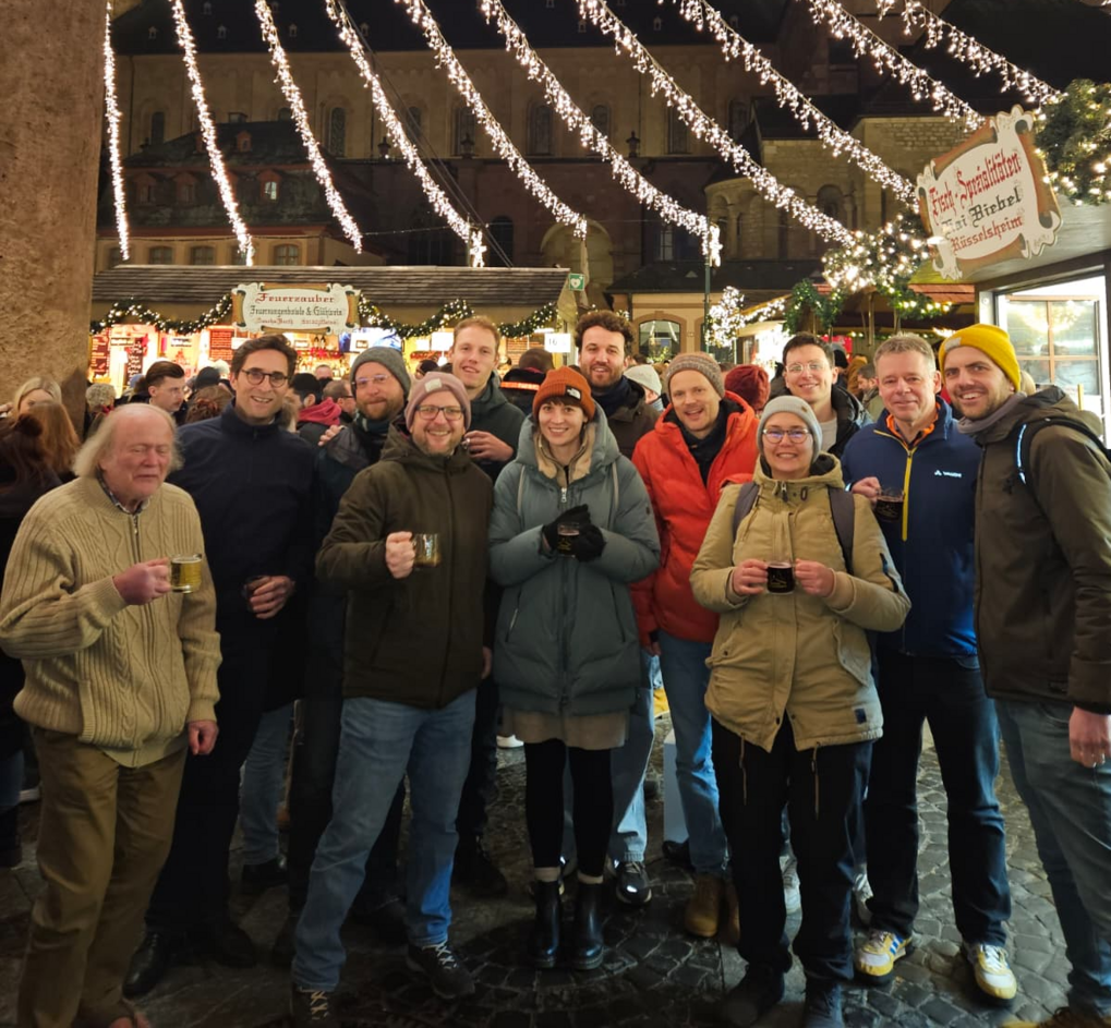 Group photo during the traditional group meeting at the Christmas Market in Mainz (Dec. 2025). 