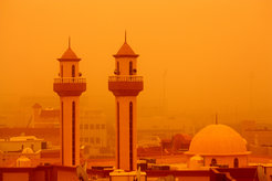 Von Hitze und Wüstenstaub geplagt:Sandstürme wie hier über Kuwait dürften im Nahen Osten und in Nordafrika mit dem Klimawandel häufiger werden. Zudem könnten die Temperaturen dort Ende des Jahrhunderts an sehr heißen Tagen bis auf 50 Grad Celsius steigen. Hitzeperioden werden dort dann auch häufiger auftreten und viel länger dauern.