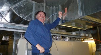 Kinoluft angezapft: Thomas Klüpfel bringt am Belüftungssystem eines Kinosaals im Mainzer Cinestar einen Schlauch an, über den die Abluft in ein Massenspektrometer geleitet wird. Dieses analysierte im 30-Sekunden-Takt die Luft während zahlreicher Filmvorführungen. Vor allem spannende und lustige Filme hinterlassen demnach eine eindeutige Signatur in der Luft. Kinoluft angezapft: Thomas Klüpfel bringt am Belüftungssystem eines Kinosaals im Mainzer Cinestar einen Schlauch an, über den die Abluft in ein Massenspektrometer geleitet wird. Dieses analysierte im 30-Sekunden-Takt die Luft während zahlreicher Filmvorführungen. Vor allem spannende und lustige Filme hinterlassen demnach eine eindeutige Signatur in der Luft.