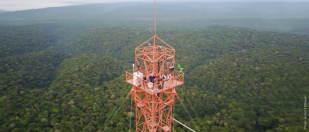 Mithilfe des Klimaforschungsturms ATTO wollen wir herausfinden, wie sich Regenwald,  Atmosphäre und Weltklima gegenseitig beeinflussen.