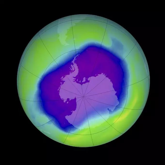Erde, Grafik Verzögerte Erholung: Das menschengemachte Ozonloch über der Antarktis erreichte am 9. September 2000 und am 24. September 2006 (Bild) mit 29,5 Millionen Quadratkilometern ein Maximum. Seither schrumpft das Ozonoch langsam wieder..