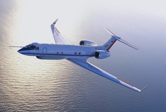 Überflieger: Mit dem für extreme Höhen geeigneten Forschungsflugzeug Halo analysieren unter anderem Forschende des Max-Planck-Instituts für Chemie Spurengase in der Atmosphäre und die Verbreitung von Schadstoffen. Abbildung Forschungsflugzeug HALO