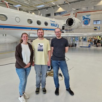 Franziska Köllner (IPA /MPI for Chemistry), Philipp Brauner (MPI for Chemistry), Daniel Kunkel (Uni Mainz). research team in front of HALO in hangar