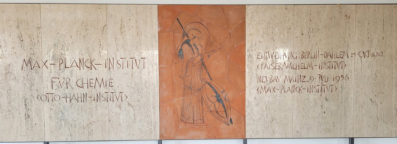 Tafel mit der Göttin Minerva am MPI für Chemie.