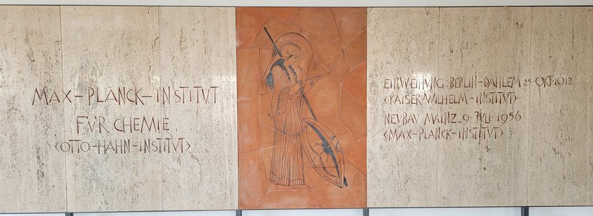 Tafel mit der Göttin Minerva am MPI für Chemie. Tafel mit der Göttin Minerva am MPI für Chemie.