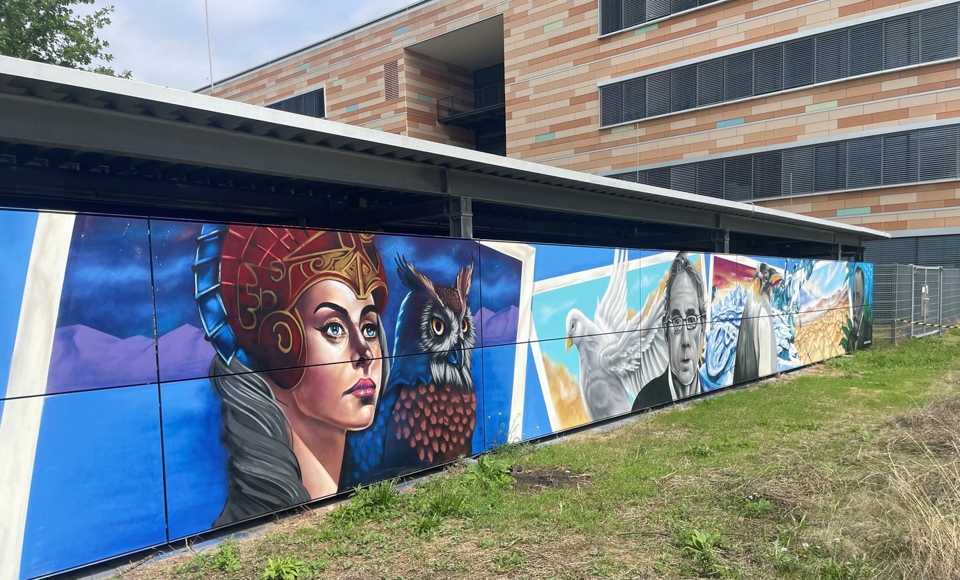 Göttin Minerva und Paul Crutzen als Graffiti-Kunst am Fahrradhaus des MPI für Chemie.