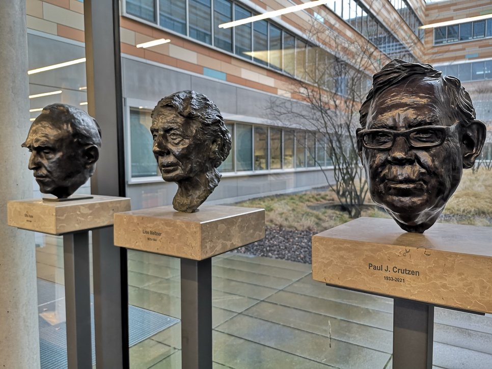 Bronzebüsten von Otto Hahn (l.), Liese Meitner (M.) und Paul J. Crutzen am MPI für Chemie.
