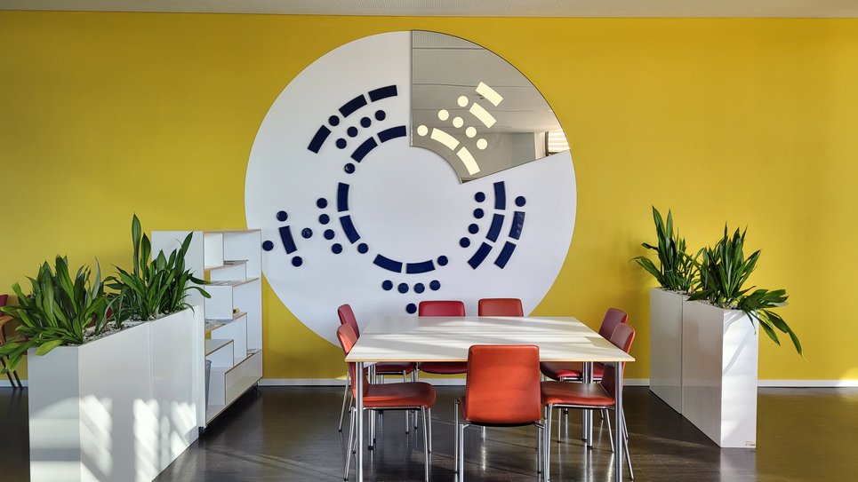 One of the interrogative pronouns depicted as Morse code at the MPI for Chemistry.