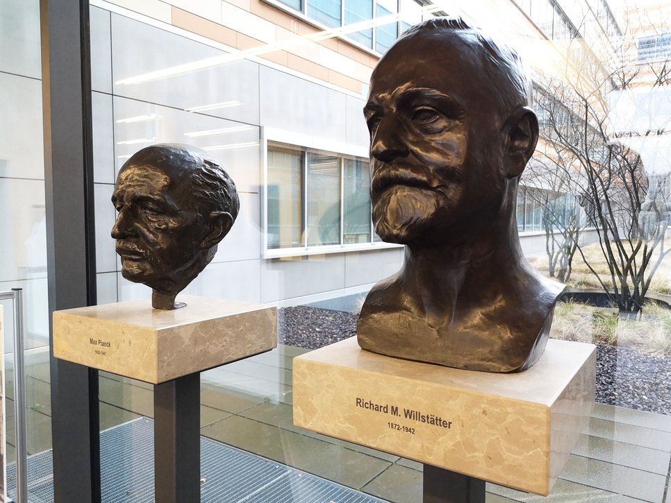 Bronze busts of Max Planck (l.) and Richard Willstätter.