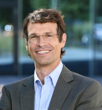 Honored as AGU Fellow: Ulrich Pöschl is Director of the Multiphase Chemistry Department at the Max Planck Institute for Chemistry and Professor at the Johannes Gutenberg University in Mainz, Germany. Portrait of Prof. Dr. Ulrich Pöschl.