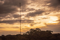Durch die Auswertung von Langzeitmessdaten wie beispielsweise von der ATTO Forschungsstation im brasilianischen Regenwald konnte das Forschungsteam um Mira und Christopher Pöhlker den komplexen Zusammenhang zwischen Chemie und Wasseraufnahme von Partikeln in der Atmosphäre auf eine einfache Berechnungsformel reduzieren.