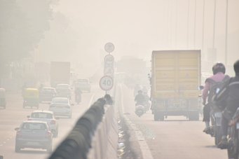 Luftverschmutzung durch die Nutzung fossiler Brennstoffe ist verantwortlich für viele Todesfälle. Autos auf einer Straße bei dichter Luftverschmutzung.