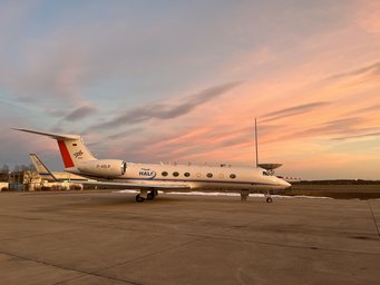 Bereit für die nächste große Forschungsreise: HALO auf dem Flugfeld in Oberpfaffenhofen, von wo es in den ersten Januartagen 2024 Richtung Nordaustralien aufbrach. Forschungsflieger HALO auf dem Flugfeld in Oberpfaffenhofen