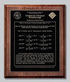Der Citation for Chemical Breakthrough Award würdigt international wegweisende Veröffentlichungen, Bücher und Patente, die durch ihre revolutionäre Konzeption, große Reichweite und langfristige Bedeutung herausragen. Die Auszeichnung unterstreicht die Bedeutung der Entdeckung von Otto Hahn und Fritz Straßmann im Dezember 1938.