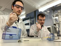 The geoscientists Simone Moretti (left) and Alfredo Martínez-García in the nitrogen laboratory of the Max Planck Institute for Chemistry.