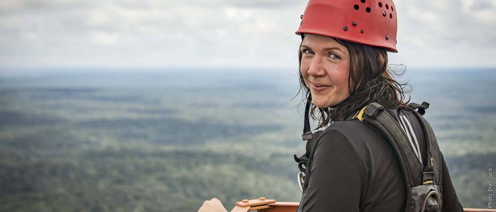 Unsere Wissenschaftlerinnen und Wissenschaftler forschen auch an vielen spannenden Orten auf der Erde, wie hoch über dem brasilianischen Regenwald.