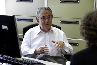 Der Atmosphärenforscher und ehemalige Direktor am MPI für Chemie, Paul J. Crutzen (1933-2021). Crutzen erforschte bereits in den 1970er Jahren die Rolle der Stickoxide in der Atmosphäre und wies ihre Fähigkeit nach, Ozon abzubauen und Sauerstoff zu spalten. Bild des Atmosphärenforschers und ehemalige Direktor am MPI für Chemie, Paul J. Crutzen (1933-2021), vor dem Computer, im Gespräch.