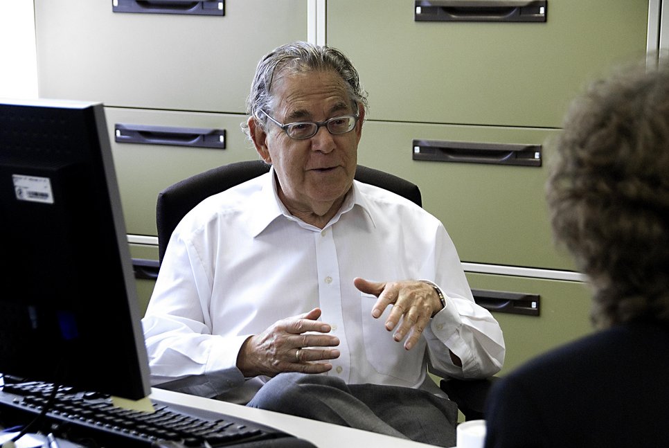 Bild des Atmosphärenforschers und ehemalige Direktor am MPI für Chemie, Paul J. Crutzen (1933-2021), vor dem Computer, im Gespräch.