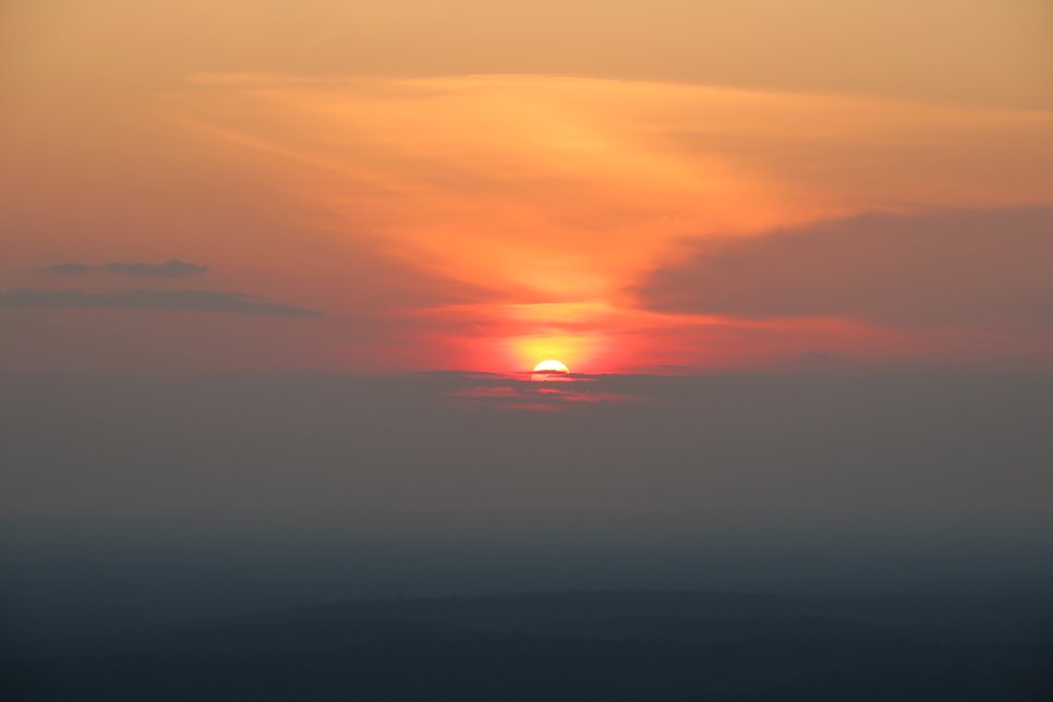 Rauchgeschwängerter Himmel über dem Amazonas: Blick vom Forschungsturm ATTO.