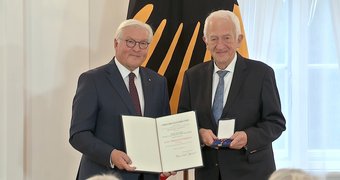Bundespräsident Frank-Walter Steinmeier überreicht Prof. Dr. Dr. h.c. mult. Johann Georg Goldammer den Verdienstorden der Bundesrepublik Deutschland. Bundespräsident Frank-Walter Steinmeier überreicht Prof. Dr. Dr. h.c. mult. Johann Georg Goldammer den Verdienstorden der Bundesrepublik Deutschland.