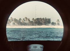 Erster Blick der MPIC-Wissenschaftler Foreman und Duprey auf das Clipperton-Atoll. Das Atoll ist klein, hat einen Durchmesser von nur wenigen Kilometern und ist unbewohnt.