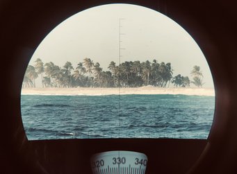 Erster Blick der MPIC-Wissenschaftler Foreman und Duprey auf das Clipperton-Atoll. Das Atoll ist klein, hat einen Durchmesser von nur wenigen Kilometern und ist unbewohnt.   Erster Blick der MPIC-Wissenschaftler Foreman und Duprey auf das Clipperton-Atoll. Das Atoll ist klein, hat einen Durchmesser von nur wenigen Kilometern und ist unbewohnt.