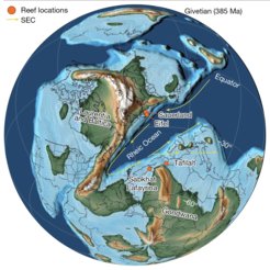 Der Globus zeigt eine erdgeschichtliche Rekonstruktion der Kontinente während des mittleren Devons, genauer gesagt der Givet-Stufe vor etwa 385 Millionen Jahren. Die Fundorte der fossilen Korallen, die analysiert wurden, sind eingezeichnet: Sauerland, Eifel, Tafilalt (Marokko) und Sabkhat Lafayrina (Westsahara). Die Pfeile zeigen die Richtung des damaligen Südäquatorialstroms an, einer permanenten warmen Meeresströmung.