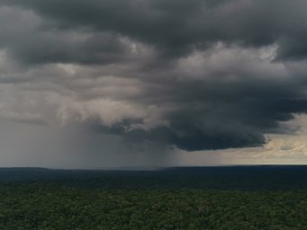 Eine Regenfront nähert sich der Forschungsstation ATTO im Amazonas-Regenwald. Wolken über Regenwald
