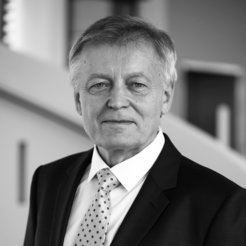 Porträt von Mikhail Eremets, schwarz-weiß