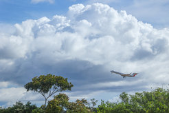 Das Forschungsflugzeug des CAFE-Brazil-Projekts kurz nach dem Abheben.