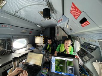 Die Instrumente und Messdaten werden an Bord des Forschungsflugzeugs von den Forscherinnen Gabriela Unfer (links) und Zaneta Hamryszczak kontrolliert. Die Instrumente und Messdaten werden an Bord des Forschungsflugzeugs von den Forscherinnen kontrolliert.