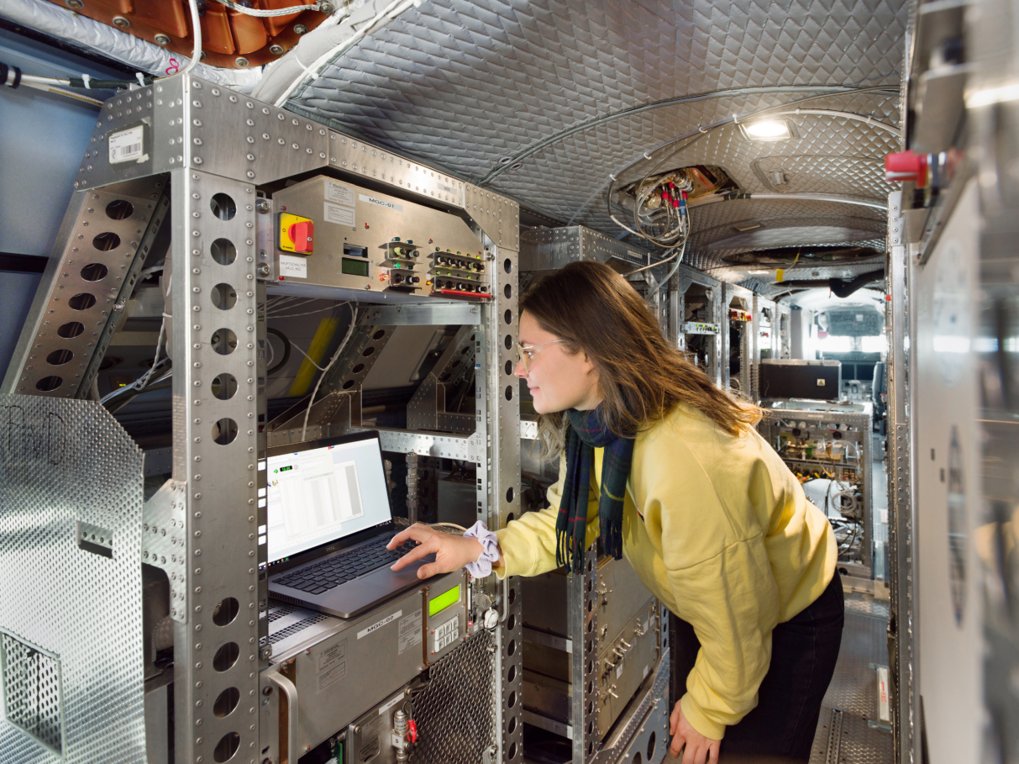Collecting data in the research aircraft HALO.