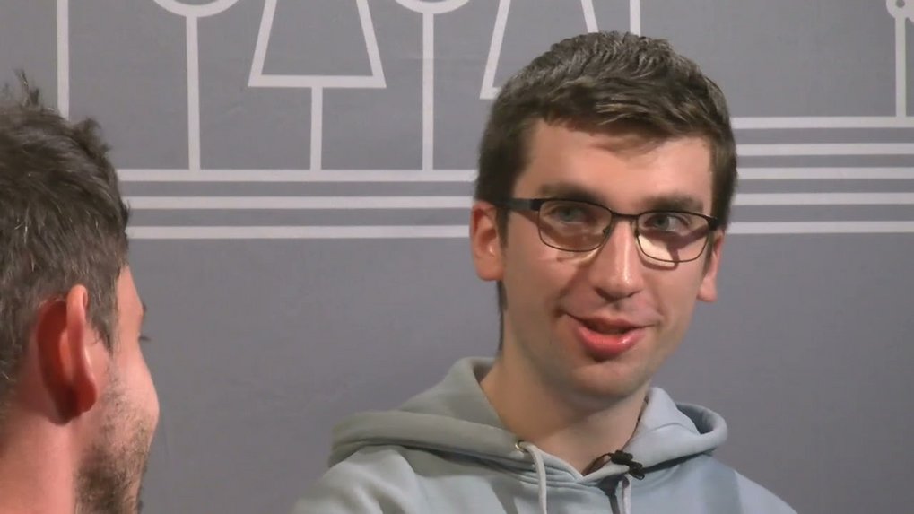 Beim Videodreh mit bluedot TV gab Korallenforscher Jonathan Jung Einblicke in seine Arbeit mit lebenden Korallen. 