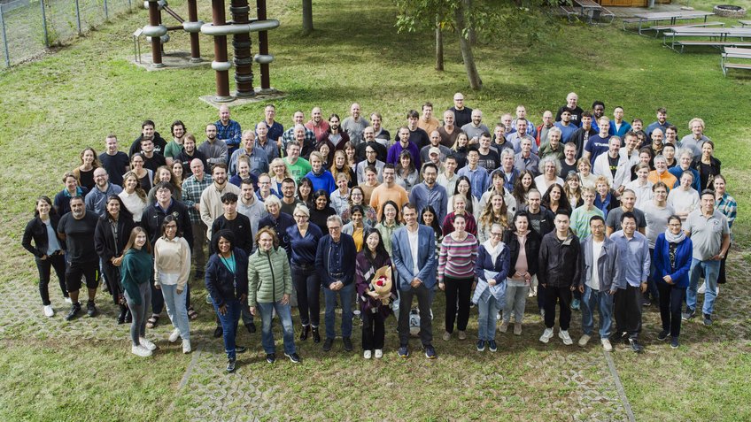Current job opportunities Group picture of the employees of the Max Planck Institute for Chemistry in Mainz. (from September 2024)