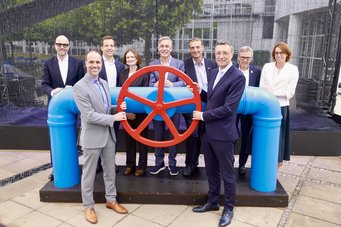 Mit einem symbolischen Akt, dem Drehen eines riesigen Wasserrads, starteten der rheinland-pfälzische Wissenschaftsminister Clemens Hoch (links) und der Präsident der Max-Planck-Gesellschaft, Patrick Cramer, am 8. Juli 2025 am Max-Planck-Institut für Polymerforschung den Max-Planck-Campus Mainz und die Max-Planck-Liquids Initiative. Minister Roman Hoch und MPG-Präsident Patrick Cramer drehen symbolisch am Rad