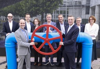 With a symbolic act—turning a giant water wheel—Rhineland-Palatinate Minister of Science Clemens Hoch (left) and President of the Max Planck Society Patrick Cramer launched the Max Planck Campus Mainz and the Max Planck Liquids Initiative at the Max Planck Institute for Polymer Research on July 8, 2025. Roman Hoch, Patrick Cramer, giant wheel at the opening of the Max Placnk Campus in Mainz