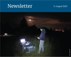 Eine Person arbeitet nachts auf einem Feld mit einem Laptop, während der Vollmond den Himmel erhellt.