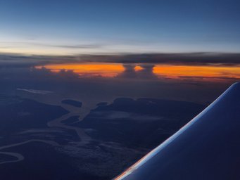 Während eines Nachtflugs konnten die Forscher beobachten, wie sich die Emissionen aus Pflanzen (BVOC) in großen Höhen ansammelten. Am Horizont ist ein Beispiel für einen nächtlichen Konvektionsturm zu sehen, durch den die BVOC in die Höhe transportiert werden. Während eines Nachtflugs konnten die Forscher beobachten, wie sich die Emissionen aus Pflanzen (BVOC) in großen Höhen ansammelten. Am Horizont ist ein Beispiel für einen nächtlichen Konvektionsturm zu sehen, durch den die BVOC in die Höhe transportiert werden.