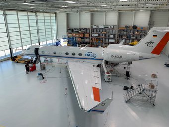 Das deutsche Forschungsflugzeug HALO wird an seiner Heimatbasis beim Deutschen Zentrum für Luft- und Raumfahrt (DLR) in Oberpfaffenhofen für den Einsatz in Neuseeland vorbereitet.  Das deutsche Forschungsflugzeug HALO wird an seiner Heimatbasis beim Deutschen Zentrum für Luft- und Raumfahrt (DLR) in Oberpfaffenhofen für den Einsatz in Neuseeland vorbereitet.
