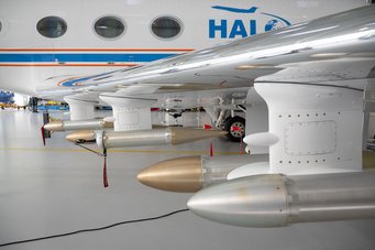 Messgeräte am Flugzeugflügel von HALO. Das deutsche Forschungsflugzeug HALO wird an seiner Heimatbasis beim Deutschen Zentrum für Luft- und Raumfahrt (DLR) in Oberpfaffenhofen für den Einsatz in Neuseeland vorbereitet.