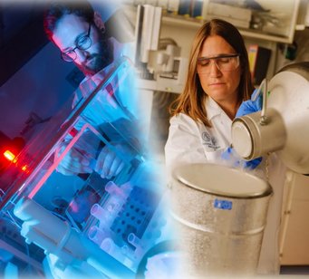 Dr. Nicolas Bourgon (links) bereitet Proben für die Zinkisotopenanalyse vor, und Dr. Tina Lüdecke (rechts) gibt vorsichtig flüssigen Stickstoff in einen Becher, um hochsensible Stickstoffisotopenmessungen durchzuführen. Diese hochmodernen Labortechniken ermöglichen es Forschenden, chemische Signale aus dem Zahnschmelz von Fossilien zu extrahieren und so beispiellose Einblicke in die Ernährung und ökologische Flexibilität früher Säugetiere zu gewinnen. Zwei Personen im Labor
