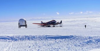 Polar 6 near Neumayer III. (c) P. Joppe, MPIC. Polar 6 near Neumayer III. (c) P. Joppe, MPIC.