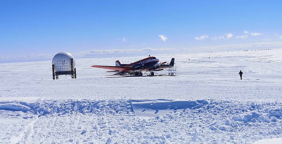 Polar 6 near Neumayer III. (c) P. Joppe, MPIC.