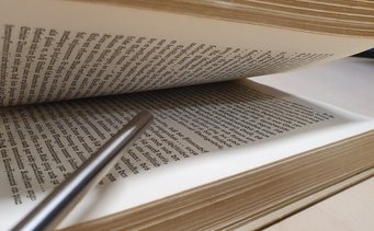 Gentle sampling.The books remain unharmed—only the volatile emissions they release into the air are measured. (Foto Alexandra Gutmann) Book sampling