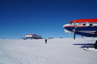 Die Polar 6 vor der Neumayer III Station in der Antarktis. Polar 6 vor der Neumayer Station III, Antarktis
