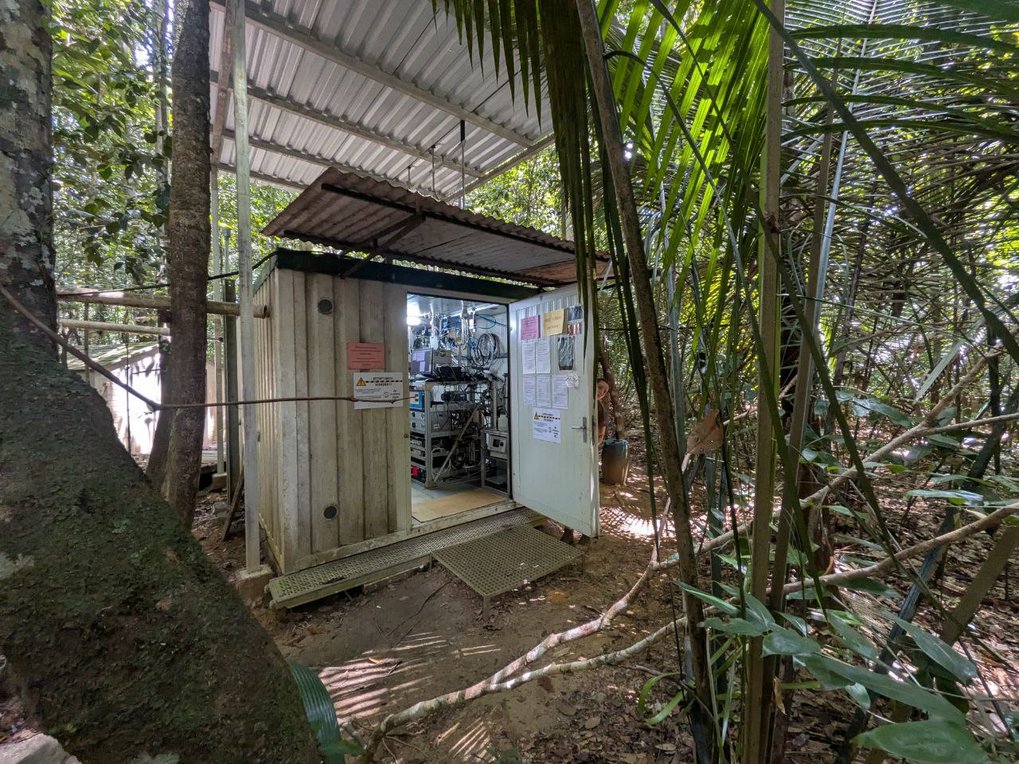 Measurements with the ERICA instrument in the Amazon rainforest. (c) Sergej Molleker