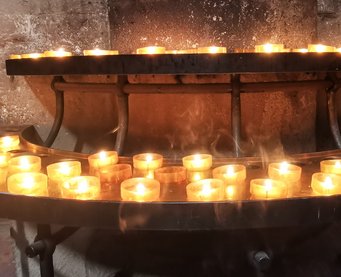 Candlelight leaves behind more than just brightness — it also leaves traces in the air. (Foto: Dom Jack( Candles