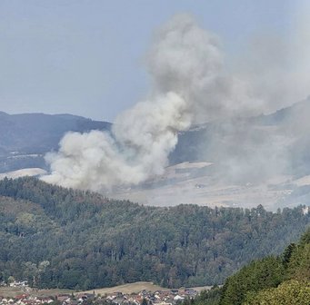 Brand bei Zell am Harmersbach und Biberach (Baden) am 11. August 2026. In Südwestdeutschland ist das Brandrisiko durch die langanhaltende Trockenheit in diesem Jahr stark erhöht. Brand auf offenen Flächen