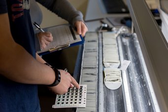 Die Forschenden analysierten Stickstoffisotope in Schalen von Foraminiferen aus im tropischen Nordatlantik entnommenen Sedimentbohrkernen. Das Foto zeigt einen Sedimentbohrkern, der im MARUM Zentrum für Marine Umweltwissenschaften, Universität Bremen, untersucht wird. Zwei Personen führen eine Untersuchung von Proben durch, dabei wird eine Checkliste ausgefüllt und Proben mit einem Messraster überprüft.