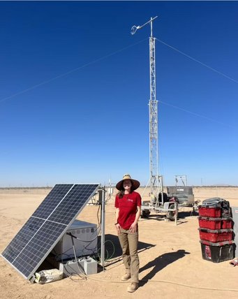 Die leitende Studienautorin Frances Reuland am Forschungsstandort in Casa Grande, Arizona. Bild: Taylor Adams Frances Reuland bei den Solarmodulen